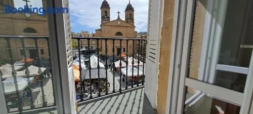 Erdizka, céntrico apartamento turístico con la mejor vista Plaza de los Fueros - Image 1
