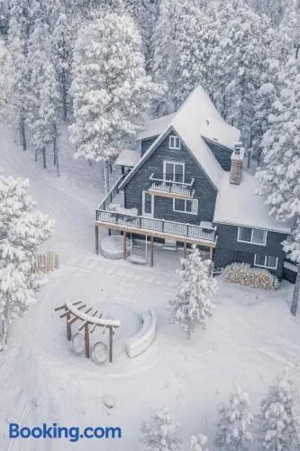 Modern Chalet w Hot Tub, Views, Putting Green - Image 1