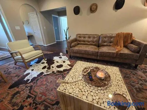 4 bedroom pet friendly grill under 5 min to airport and Choctaw Casino - Image 1