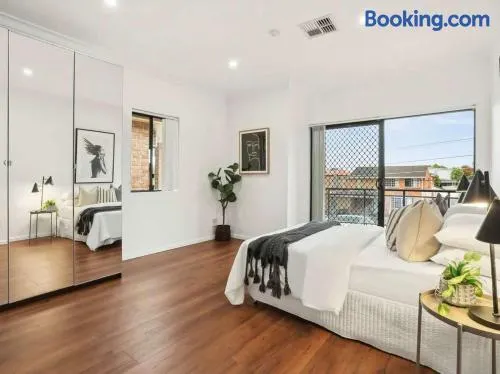 Luxury House Sydeny-shared accommodation - Image 1