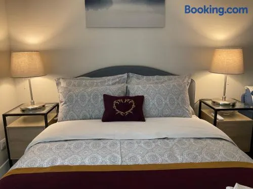 Luxury One bedroom with garden - Image 1