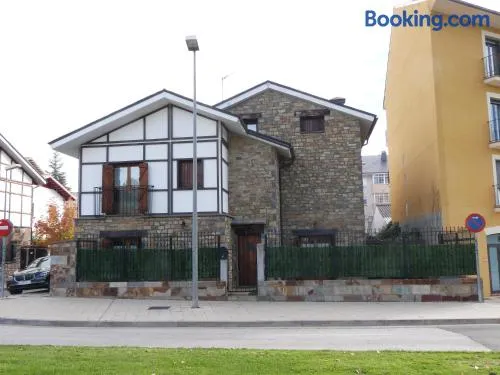 Casa con jardín frente ciudadela - Image 1