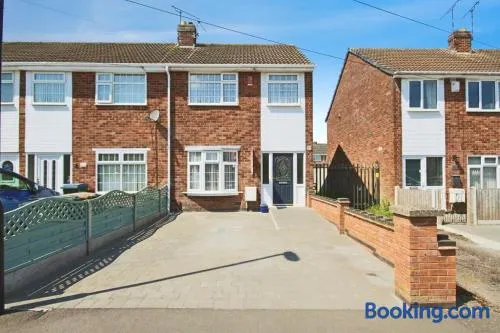 Cosy 3-Bedroom House in Coventry Free Parking Ideal for Families & Contractors - Image 1