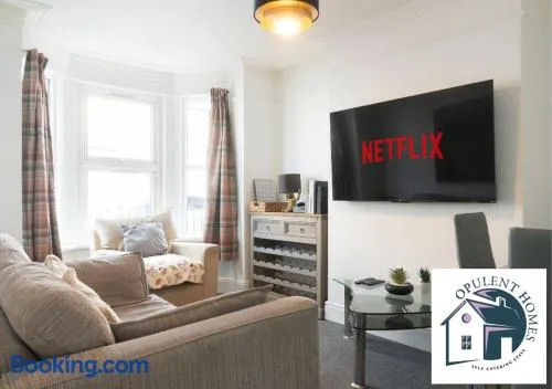 Contactor Stay, Reading Town Centre 4 Bed House, Large House with 2 bath - Image 1