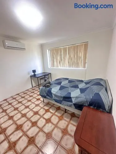 Spacious Queen Room with Air Conditioning - L1 - Image 1
