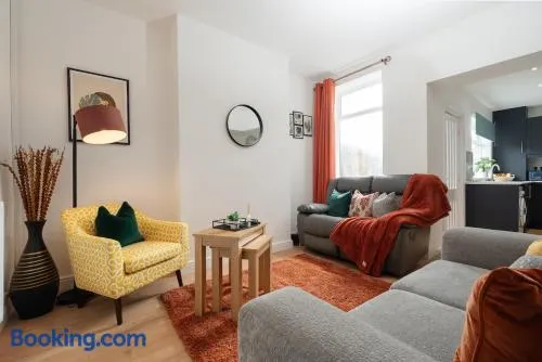 Entire 4 Bedroom house in Bootle Liverpool-Ideal for contractors, family and group-Free Parking & Free internet-Sleeps 7 - Image 1