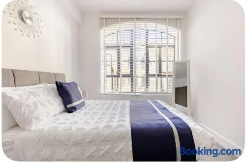 Luxury 2BR Apartment in Central London - Image 1
