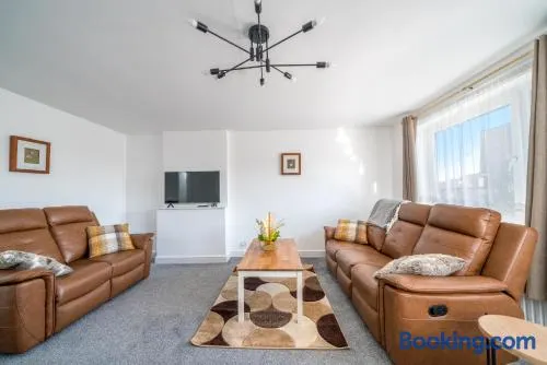 Spacious 5Bedroom Home with Garden & Parking Sleeps 11 Near Elizabeth Line - Image 1