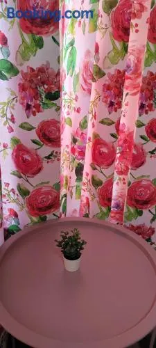 Stylish Rose Garden Apartment with Balcony & Parking - Image 1