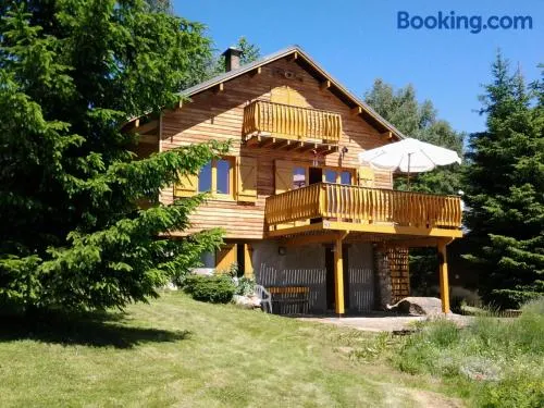 Chalet avec jardin, terrasse et barbecue | Vue montagne | À côté du ski | Avec animaux autorisés - Image 1
