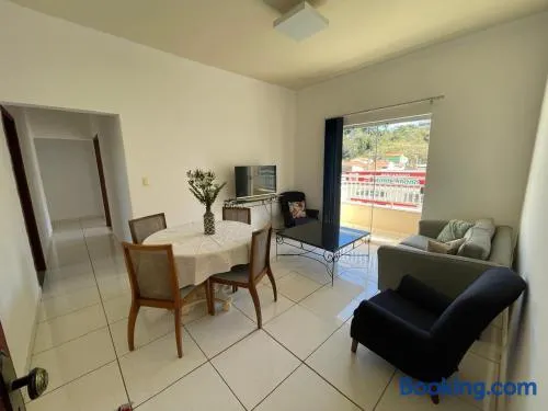 Apartamento espaçoso de 3 quartos - Image 1