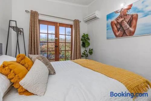 Stylish Lake Albert Cottage, Wagga Wagga - Image 1