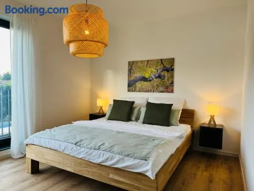 Moderne Ferienwohnung mit Terrasse, Grill & Privatparkplatz - Image 1
