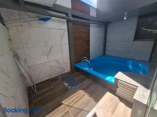 Apto Térreo Privativo com Piscina Ar condicionado e vaga de estacionamento em Itapema - Image 1