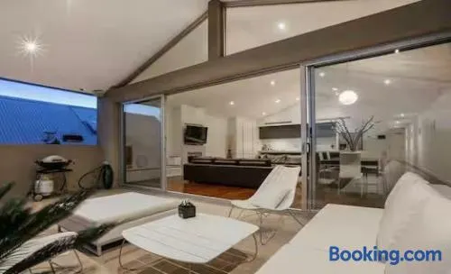 Spacious apartments in the heart of Sorrento - Image 1