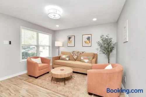 Cozy Houston Haven-Near Downtown & NRG - Image 1