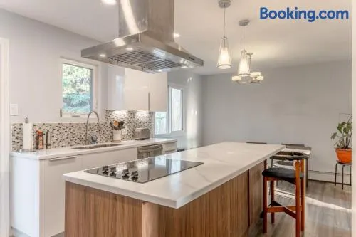 Modern Downtown Stay - Image 1