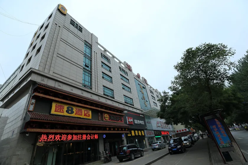 Super 8 Hotel(Yulin Yuanyang Lake) - Image 1