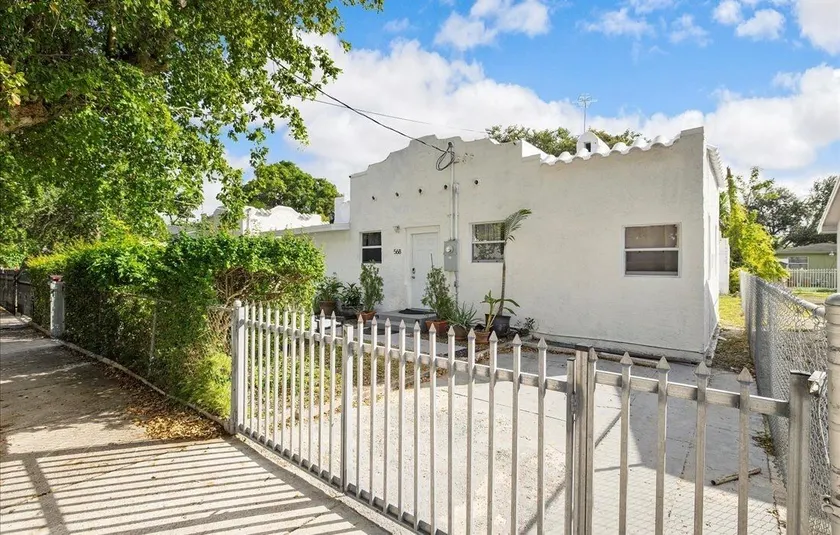 Suarez Art Stay 4BR Oasis with Patio Parking  - Image 1