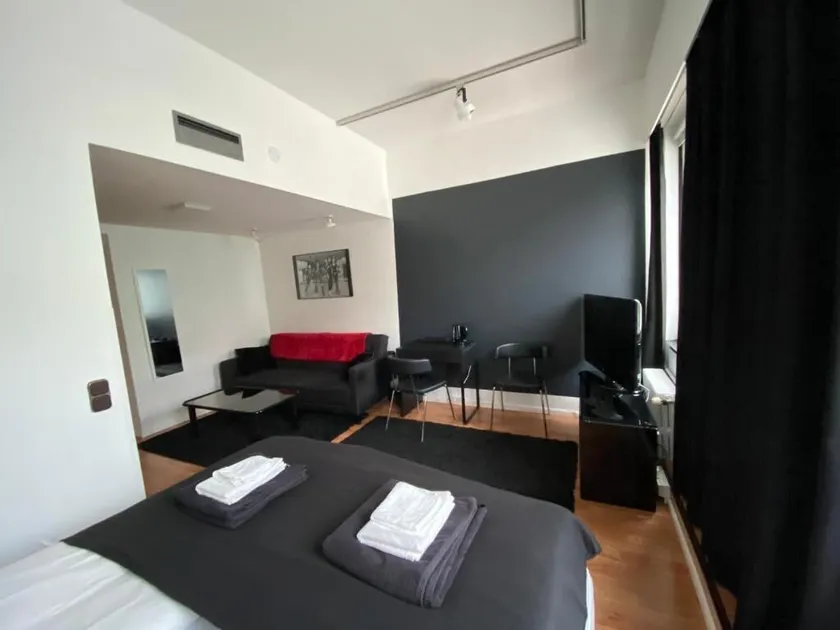 Rock Hotel - Image 1