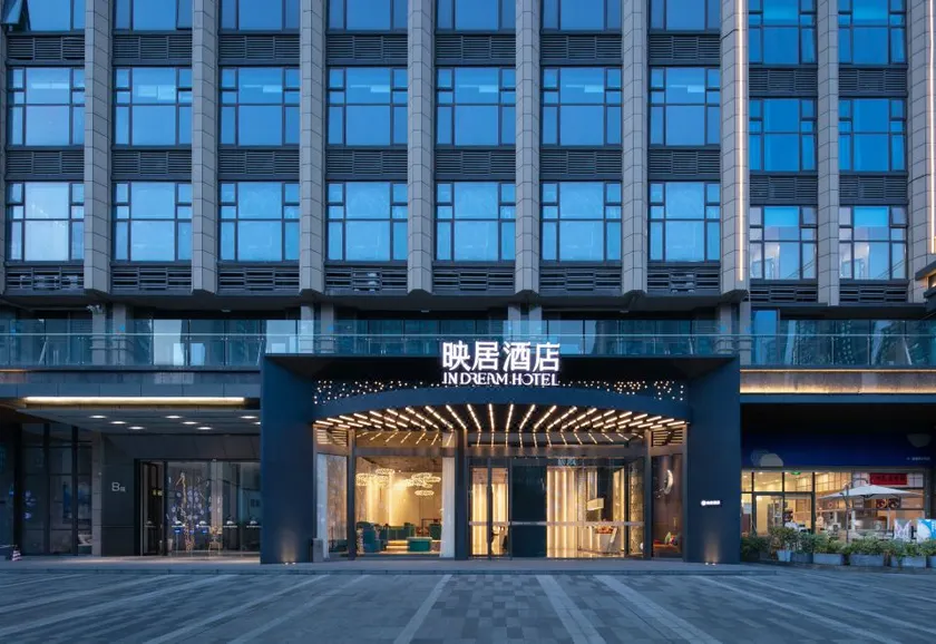 In Dream Hotel - Image 1