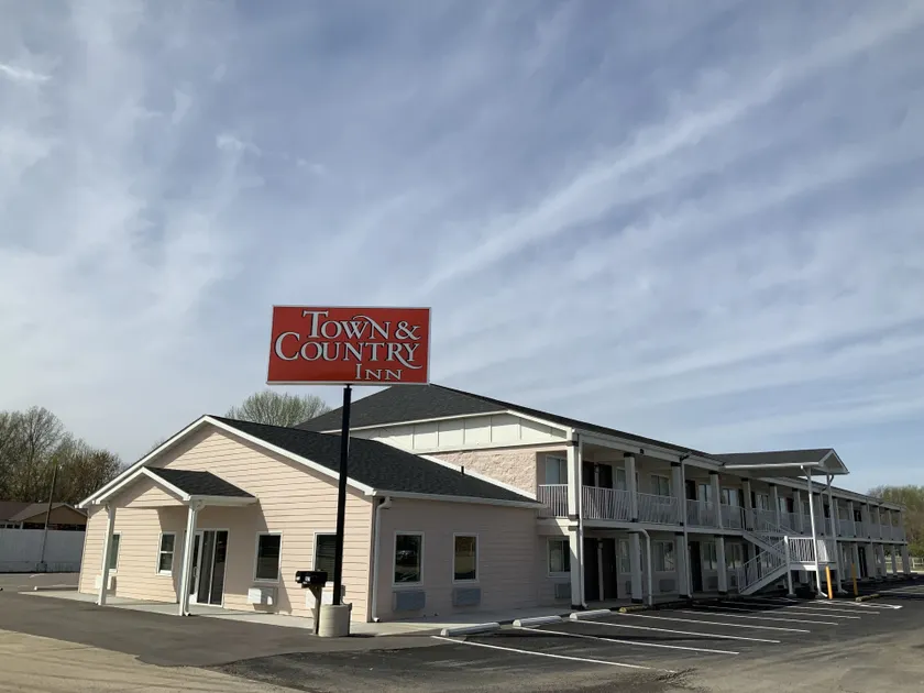 Town & Country Inn - Image 1