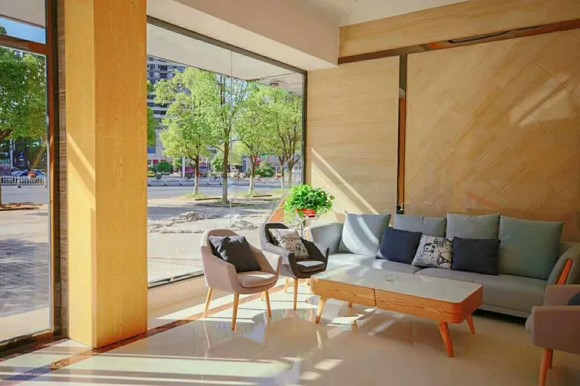 Huadong Hotel - Image 1