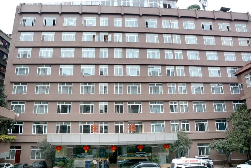 Donghua Hotel Bazhong - Image 1