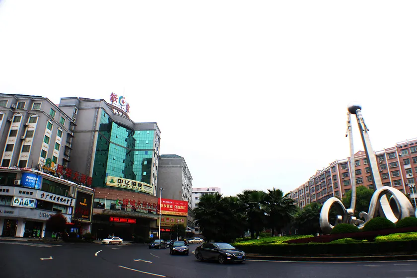 Elong Jundu Hotel - Image 1