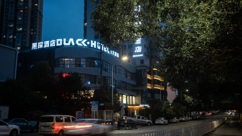BLACK·HOTEL (Black Detective Hotel) - Image 1
