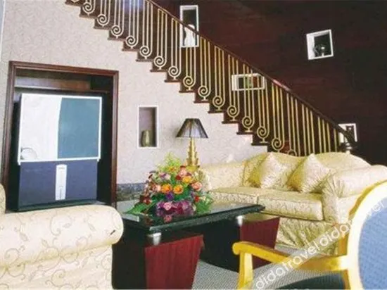 Mascot Hotel - Image 1