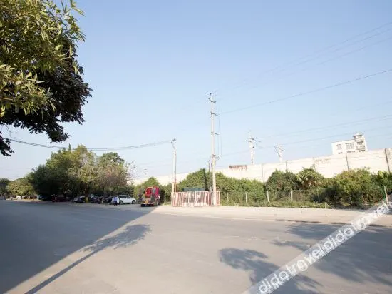 Huanyu Hotel - Image 1