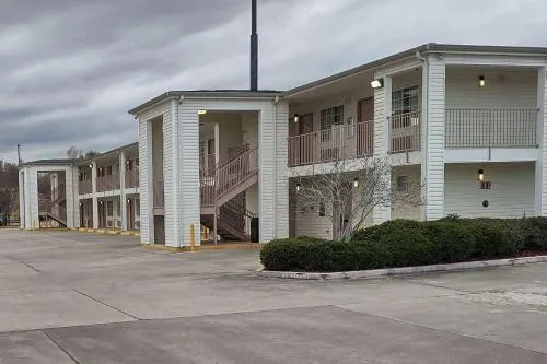 Carom Inn Denham Springs-Baton Rouge - Image 1