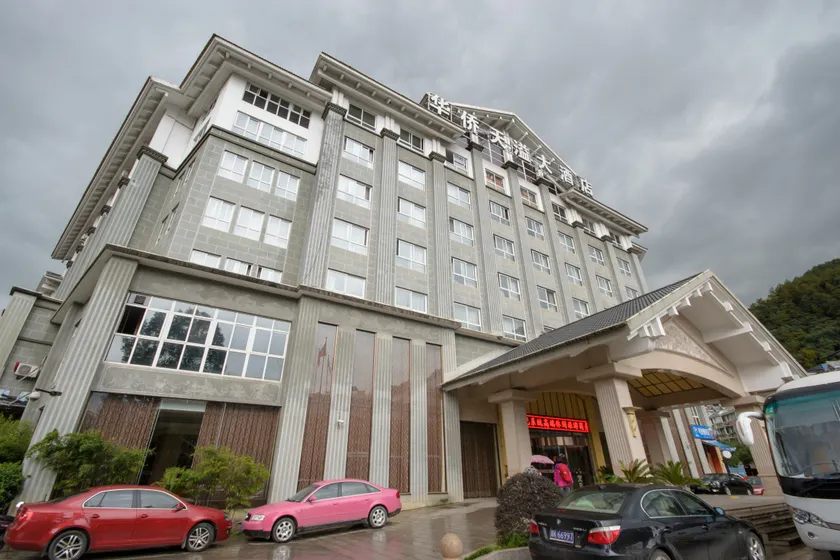 Huaqiao Dongfang Hotel - Image 1
