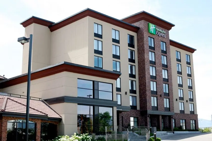 The Kanata Kelowna Hotel & Conference Centre - Image 1