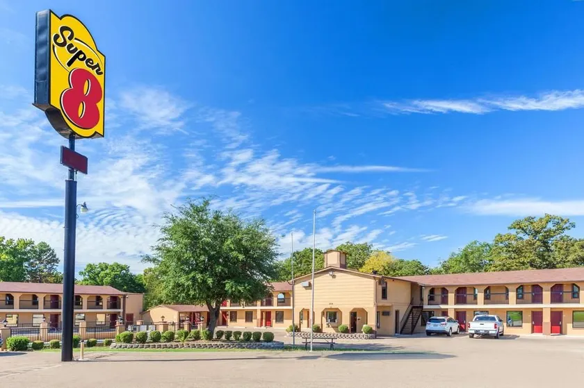 Super 8 by Wyndham Mt. Pleasant TX - Image 1