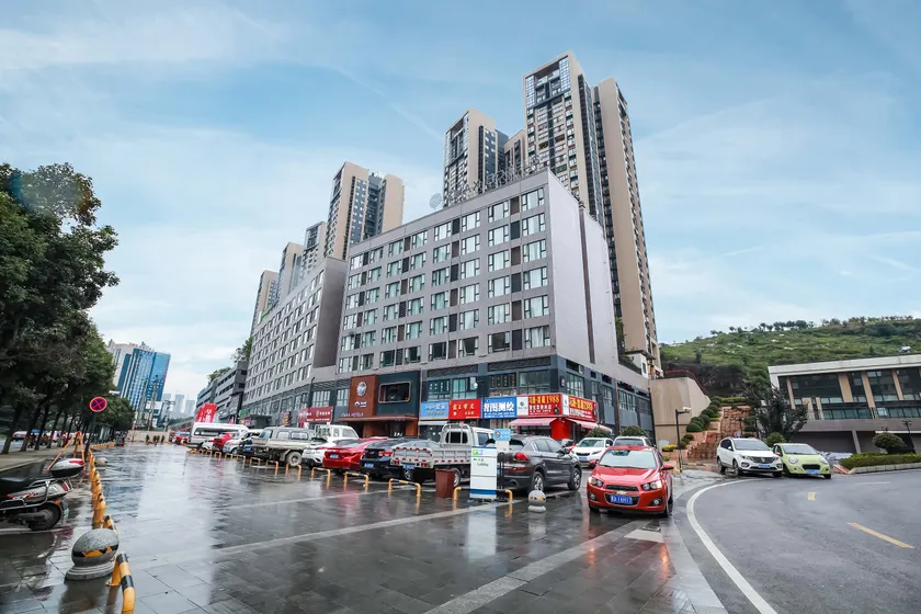 ZMAX Manxi Hotel Guiyang Century Jinyuan Shopping Center Baihua Avenue Metro Station Hotel - Image 1