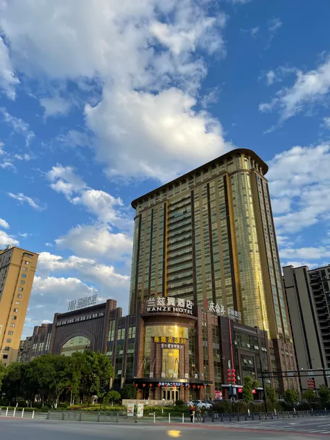 Ranze Hotel - Image 1
