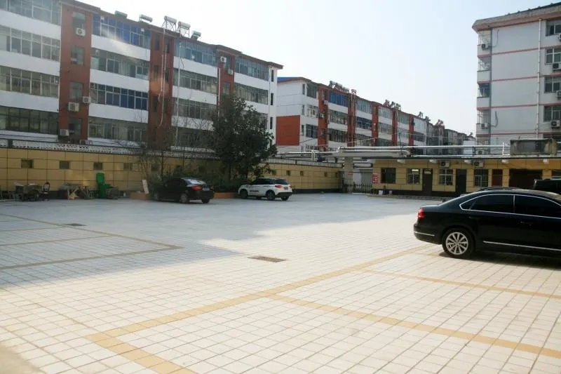 Linzhou Red Home Business Hotel - Image 1