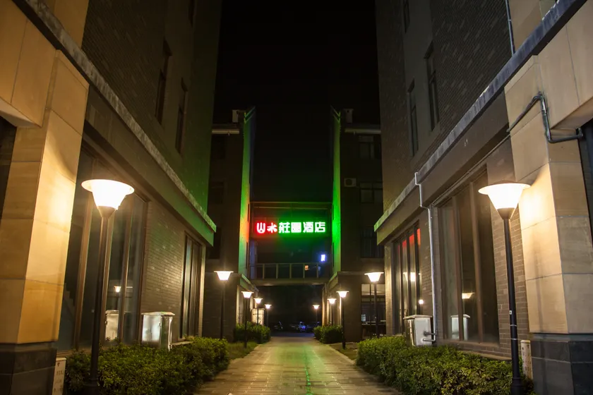 Mile Shanshui Manor Hot Spring Hotel - Image 1