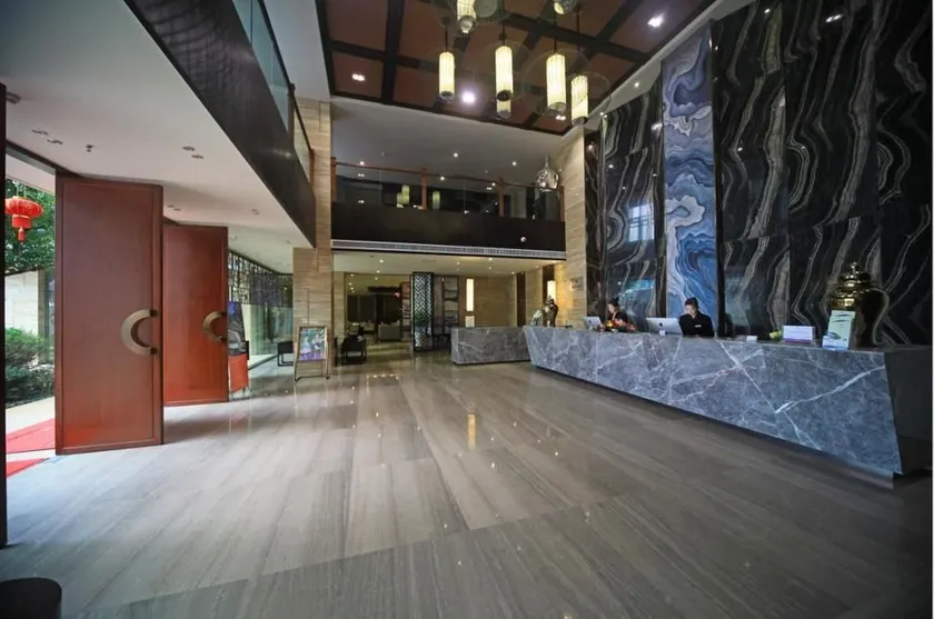 Dongfang Xuanyi Holiday Hotel - Image 1