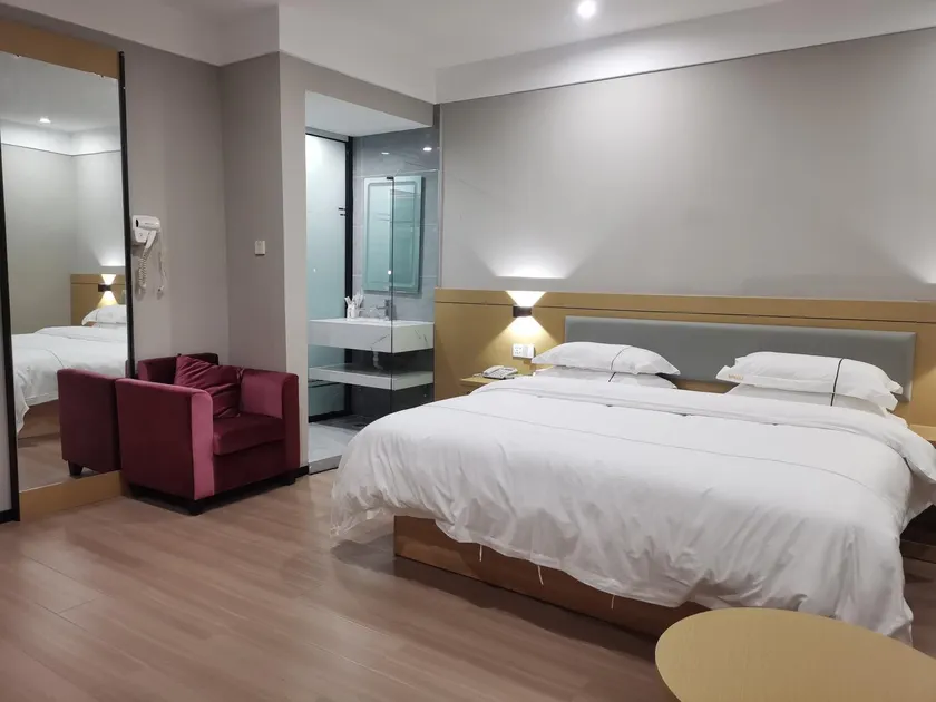 Baise Guoning Business Hotel - Image 1