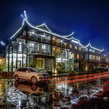 Huanglong Impression Hotel - Image 1