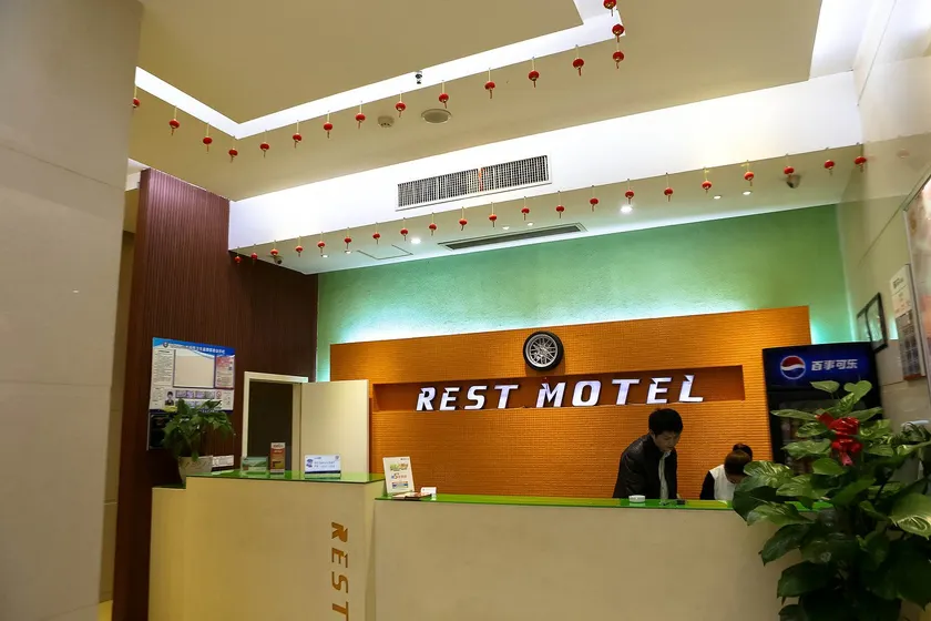 Rest Hotel (Xinchang Dafosi Branch) - Image 1