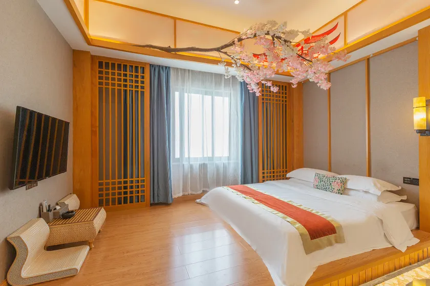 Yueyanglou • Huaman Hotel (Food Street Nanhu Peninsula Branch) - Image 1