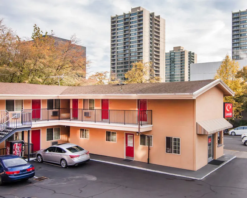 Econo Lodge City Center - Image 1