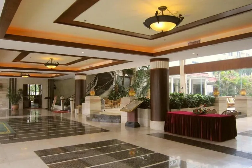 Freely Hover Long Shan Hotel - Image 1