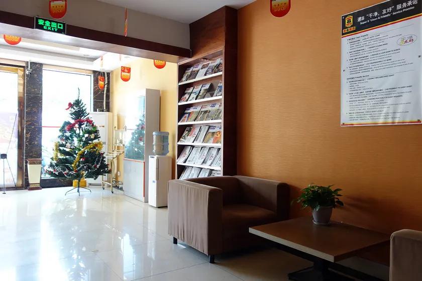 Super 8 Hotel (Shanghai Jinshan City Beach) - Image 1
