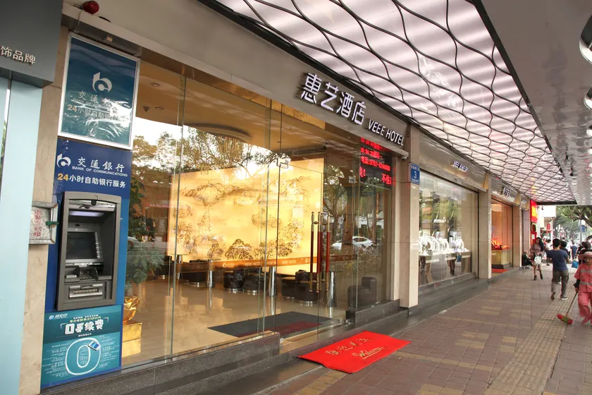Veee Hotel - Image 1