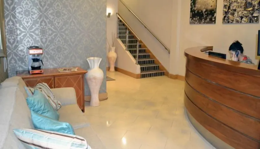 Carrick Plaza Suites & Apartments - Image 1